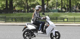 des scooters en libre service à Paris