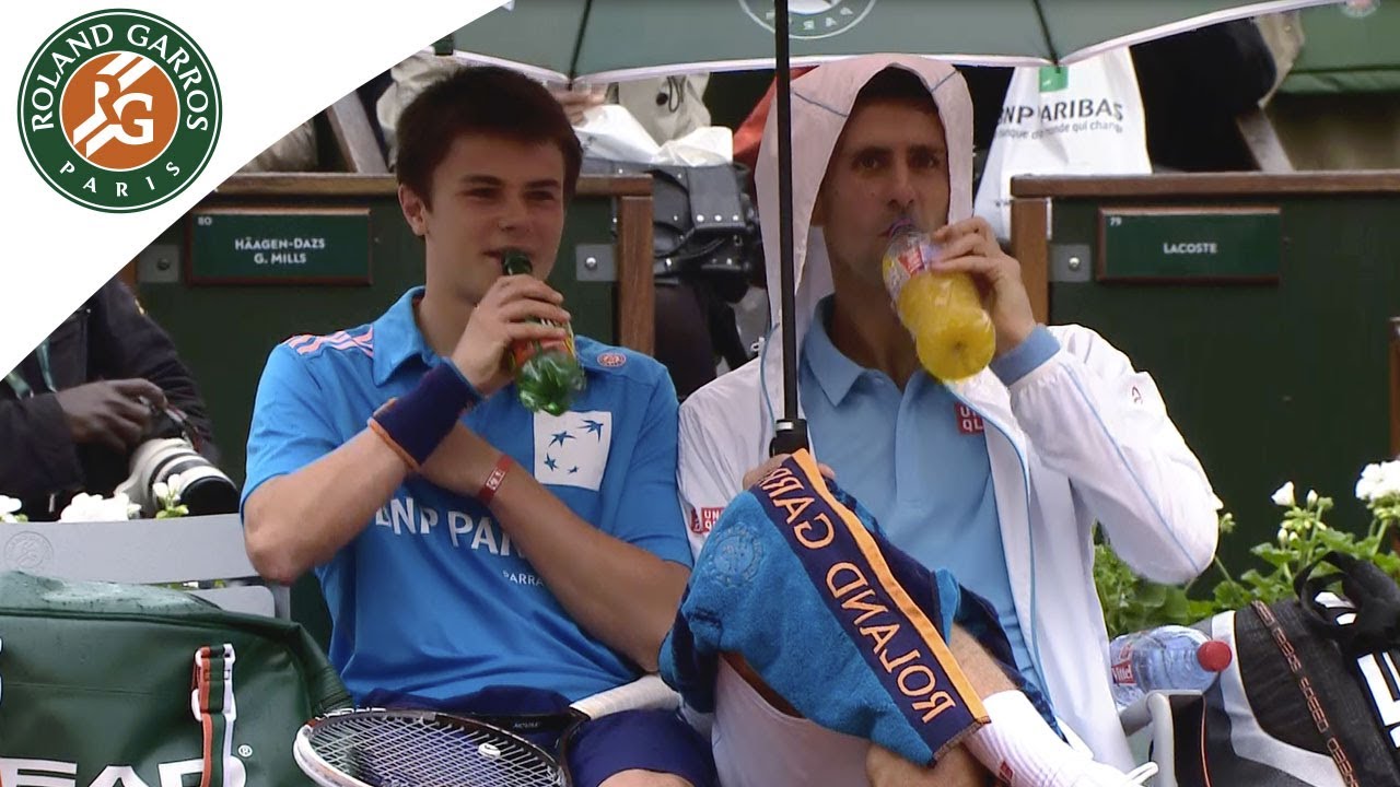 Roland Garros : Djokovic amuse un ramasseur de balles
