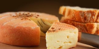 fromage à croûte orangée