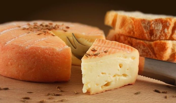 fromage à croûte orangée